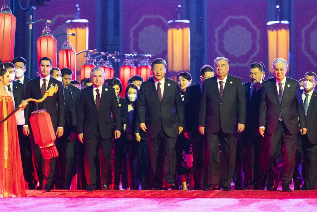 Chinese President Xi Jinping and his wife, Peng Liyuan, head for the venue of a welcome banquet along with guests in Xi'an, northwest China's Shaanxi Province, May 18, 2023. (Xinhua/Huang Jingwen)