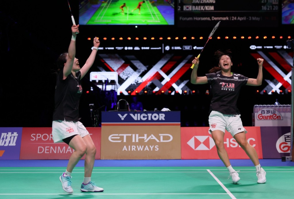 Baek Ha Na, right, and Kim Hye Jeong of South Korea celebrate after winning the decisive doubles match against China's Jia Yifan and Zhang Shuxian in the final. XINHUA 