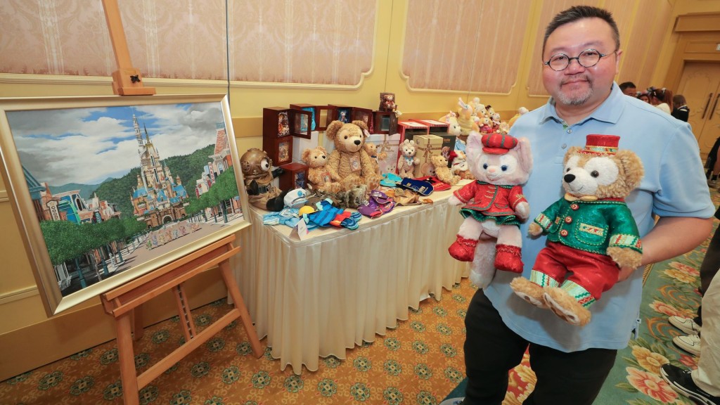 Keith currently has a collection of over 20,000 pieces of Disney merchandise.
