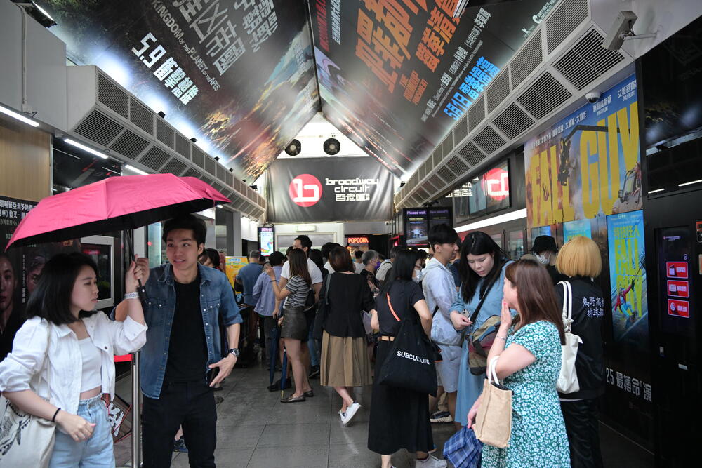 Moviegoers flock to the Mong Kok Broadway Theater and B+ cinema apm in Kwun Tong. SING TAO