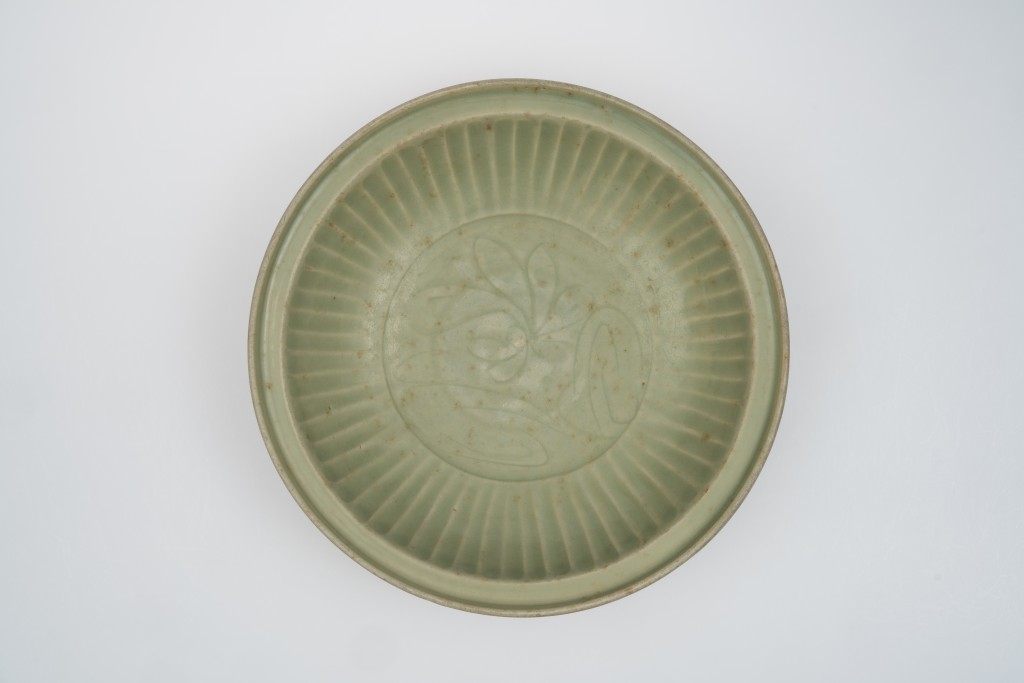 Plate with incised lotus design and celadon glaze. (CUHK)