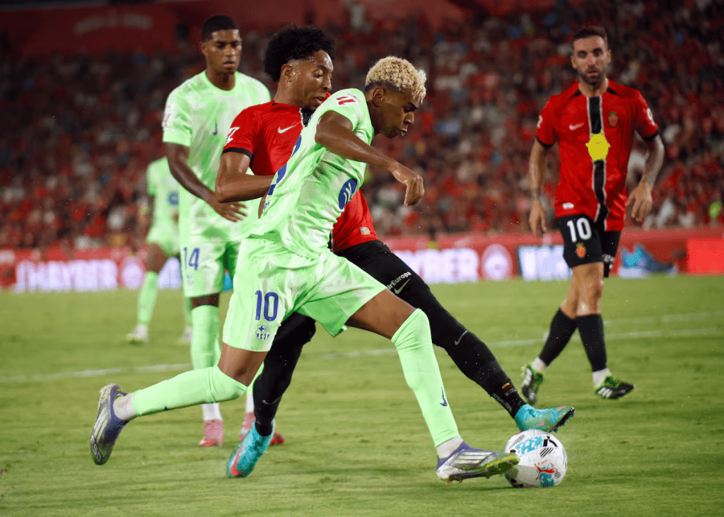 Soccer Football - LaLiga - RCD Mallorca v FC Barcelona - Estadi Mallorca Son Moix, Palma de Mallorca, Spain - August 16, 2025 FC Barcelona's Lamine Yamal in action with RCD Mallorca's Johan Mojica REUTERS/Francisco Ubilla