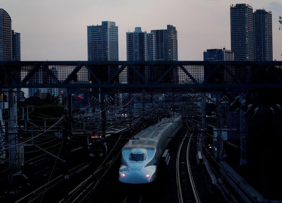  A Shinkansen bullet train heads into downtown Tokyo, Japan, April 20, 2021. Picture taken April 20, 2021. REUTERS/Kim Kyung-Hoon/File Photo