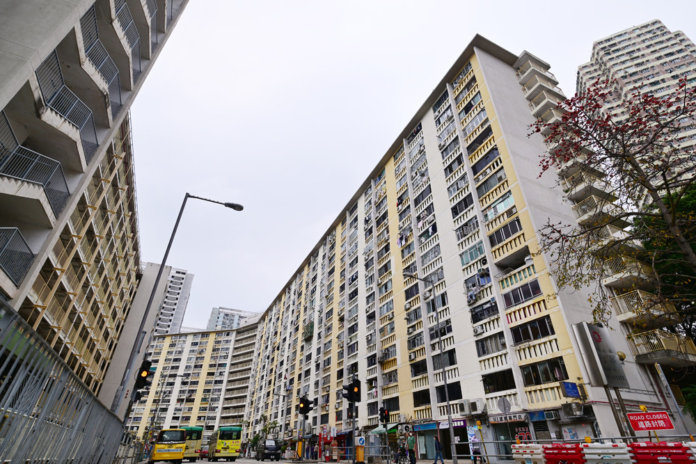 A total of 895 households will vacate Wah On House and Wah Lok House by July 2027 and they are entitled to receive between HK$10,030 and HK$31,910 in removal allowances.SING TAO A total of 895 households will vacate Wah On House and Wah Lok House by July 2027 and they are entitled to receive between HK$10,030 and HK$31,910 in removal allowances.SING TAO
