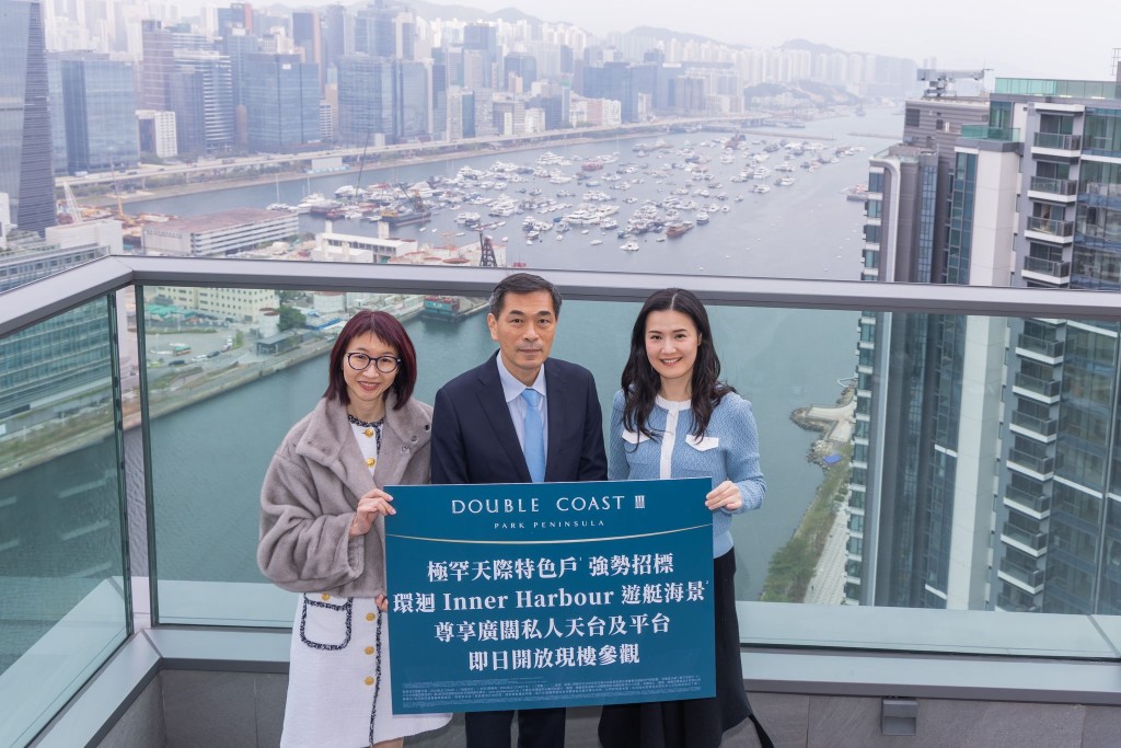 Ricky Wong Kwong-yiu (center)