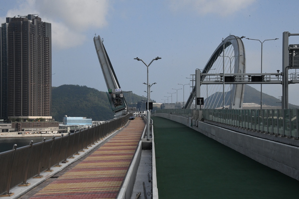The footway, cycling lane and carriageway on the Tseung Kwan O Cross Bay Link. SING TAO The footway, cycling lane and carriageway on the Tseung Kwan O Cross Bay Link. SING TAO