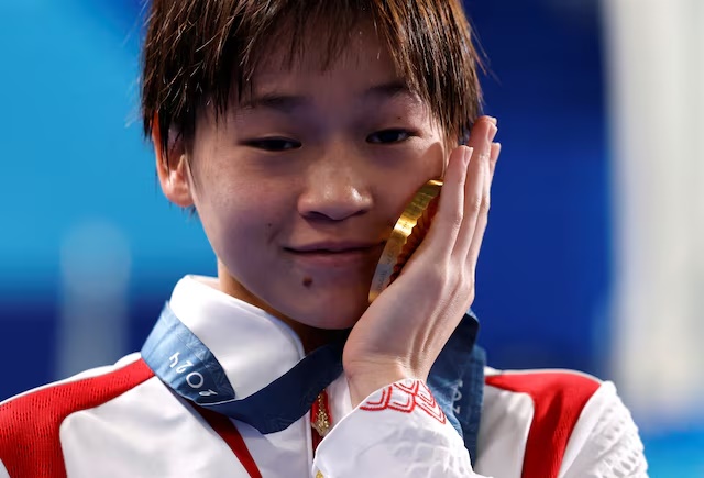 Paris 2024 Olympics - Diving - Women's 10m Platform Victory Ceremony - Aquatics Centre, Saint-Denis, France - August 06, 2024. Gold medallist Hongchan Quan of China celebrates with her medal on the podium. REUTERS/Lisa Leutner/File Photo