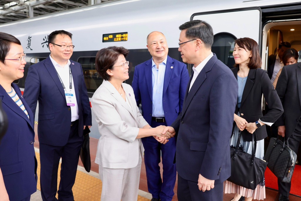 John Lee arrives in Ningbo (John Lee's Facebook)