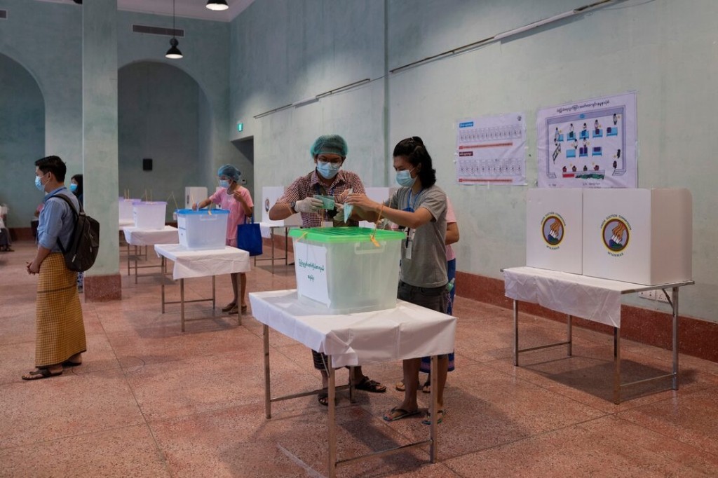  A woman wearing a protective face masks casts her ballot for the general election at a polling station in Yangon, Myanmar, November 8, 2020. REUTERS/Shwe Paw Mya Tin