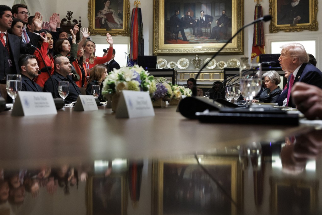 US President Donald Trump meets with Ukrainian President Volodymyr Zelensky (L) in the Cabinet Room of the White House in Washington, DC, on October 17, 2025. (Photo by Tom Brenner / AFP)