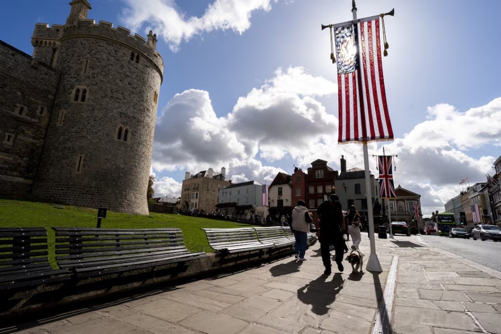 A Thames Valley Police officer from their Specialist Search Unit, accompanied by police dog Jack, carries out security searches in Windsor ahead of the state visit by US President Donald Trump, September 12, 2025. Jordan Pettitt/Pool via REUTERS/File Photo 