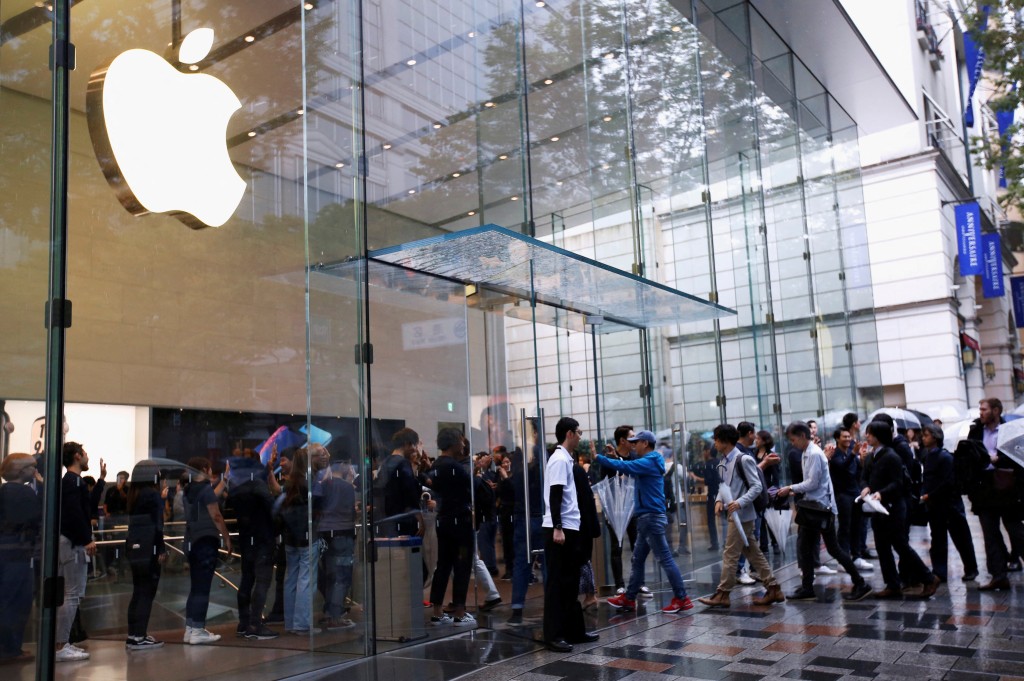 FILE PHOTO: Apple Store staff greet customers at the Apple Store in Tokyo's Omotesando shopping district, Japan, September 21, 2018. REUTERS/Issei Kato/File Photo