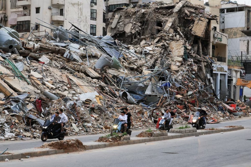 Displaced people make their way as they return to their homes after a 10-day ceasefire between Lebanon and Israel went into effect, at the southern suburbs of Beirut, Lebanon, April 17, 2026. REUTERS/Mohamed Azakir