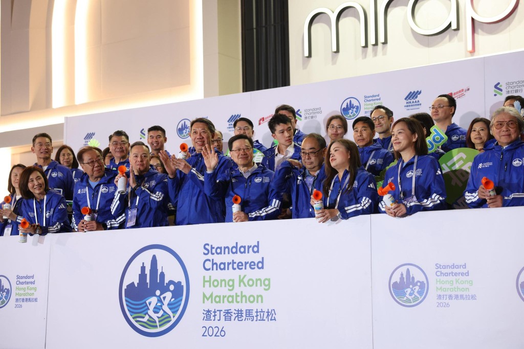 Chief Executive John Lee Ka-chiu officiated at the starting ceremony early in the morning. (Source: John Lee Ka-chiu's Facebook)