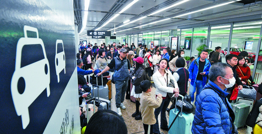 Crowds queue patiently at West Kowloon Station. Sing Tao Crowds queue patiently at West Kowloon Station. Sing Tao
