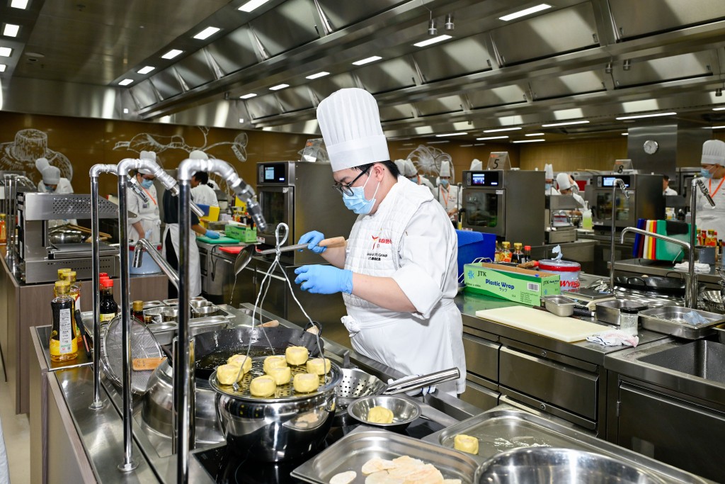 The Young Chefs Category was held in the morning session, where young contestants gave their all and pleasantly surprised the judging panel with their impressive creations.