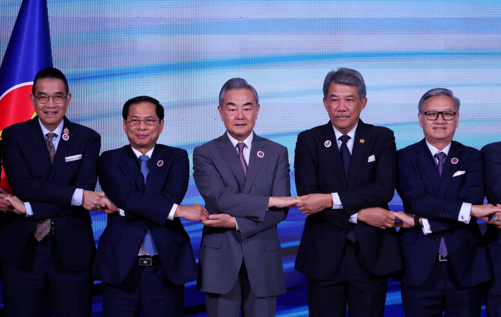 Thailand's Minister of Foreign Affairs Maris Sangiampongsa, Vietnamese Deputy Prime Minister and Minister of Foreign Affairs Bui Thanh Son, Chinese Foreign Minister Wang Yi, Malaysian Minister of Foreign Affairs Mohamad Hasan, Laos' Minister of Foreign Affairs Thongsavanh Phomvihane join hands for a group photo during ASEAN Post-Ministerial Conference with China at the Kuala Lumpur Convention Centre in Kuala Lumpur, Malaysia, July 10, 2025. (Reuters)