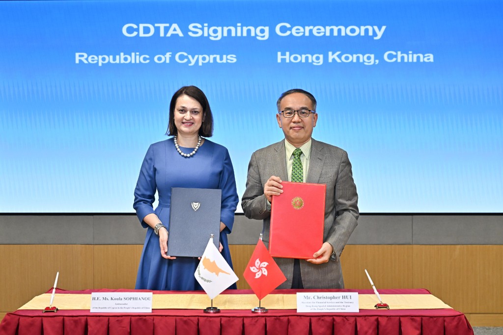 From left, the Ambassador of the Republic of Cyprus to China, Koula Sophianou, and Christopher Hui. ISD