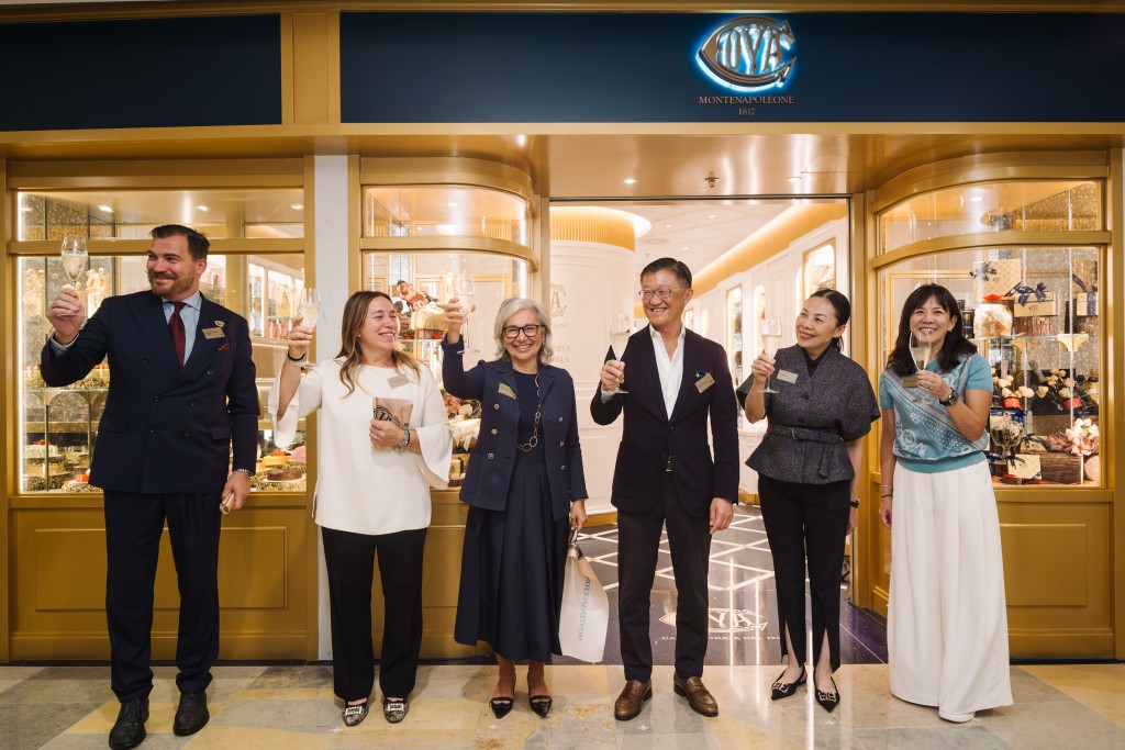 Celebrating COVA's grand opening in Pacific Place, Admiralty, Chief Operating Officer (Chinese & Western Restaurants) of Maxim’s Group, Martin Lee (third right), CEO of COVA Montenapoleone, Paola Faccioli (third left), along with distinguished guests, presided over the celebration ceremony.
