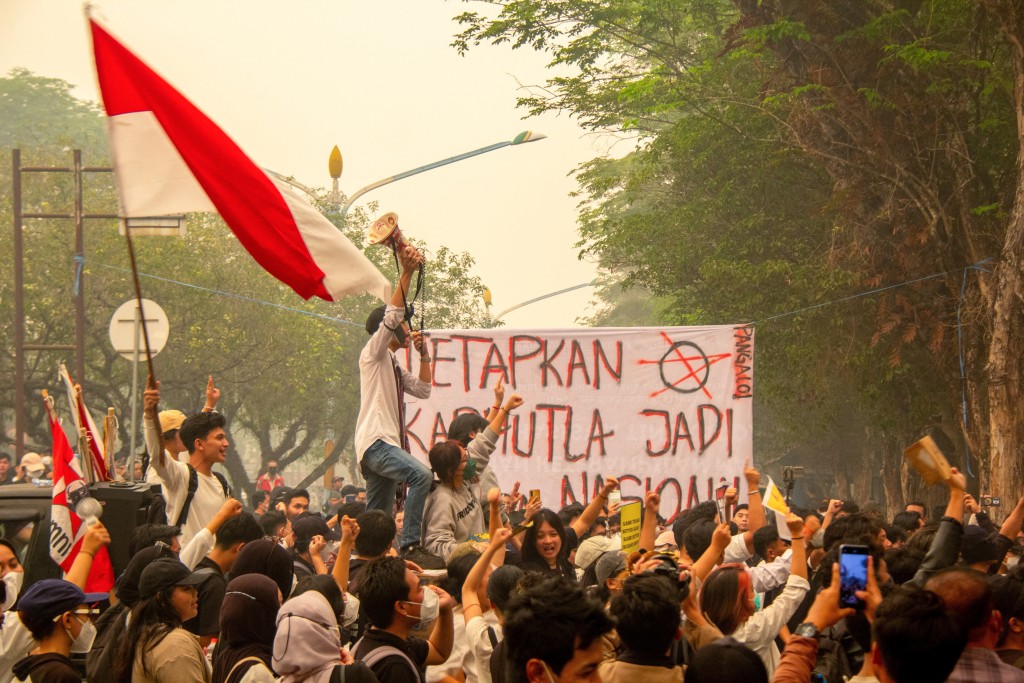 University students protest against the government's handling of haze and wildfires outside the Central Kalimantan Governor's office in Palangka Raya, Central Kalimantan province, Indonesia, October 23, 2026. REUTERS/Arief Rahman Septian Prathama