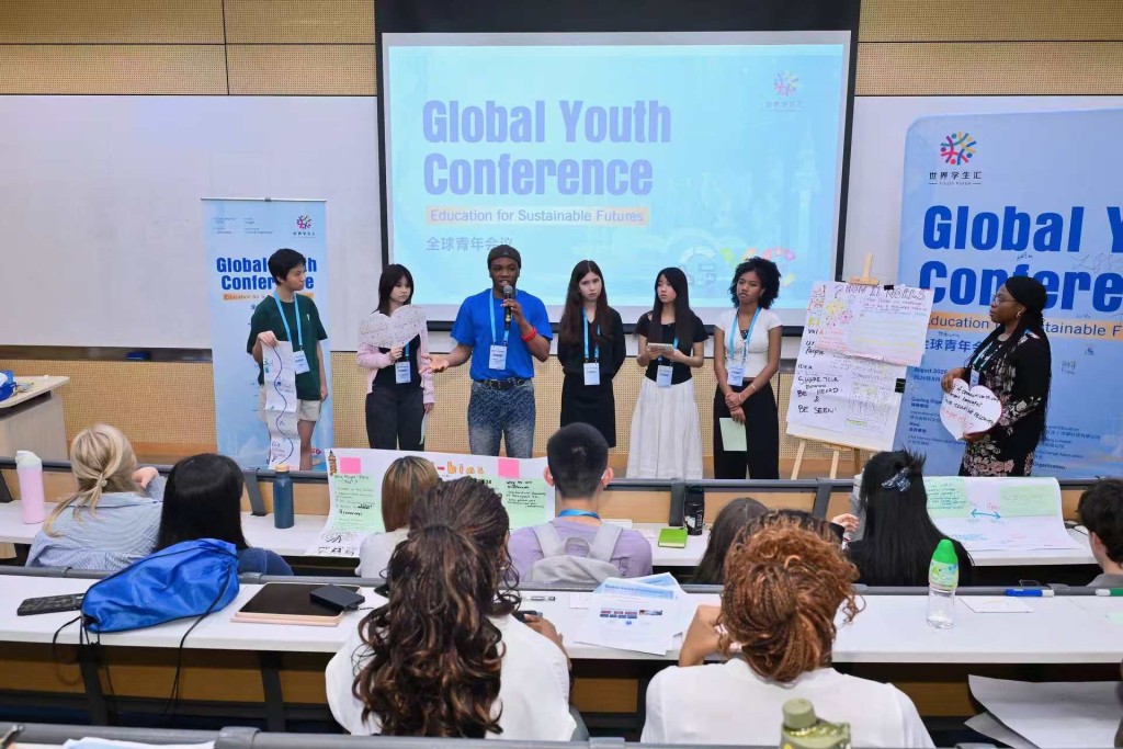 ▲Each team and every student are required to deliver public presentations during the poster-design and project-pitch sessions. ▲Each team and every student are required to deliver public presentations during the poster-design and project-pitch sessions.