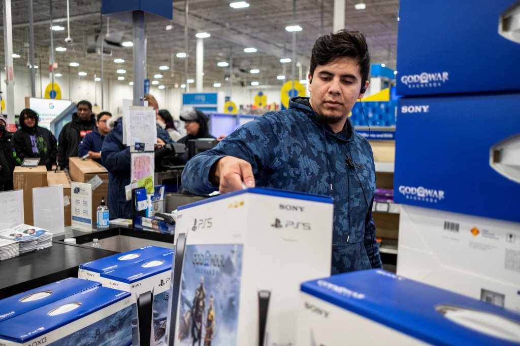 A worker holds a Playstation 5 at a Best Buy store during Black Friday sales in Chicago, Illinois, U.S., November 25, 2022. REUTERS/Jim Vondruska