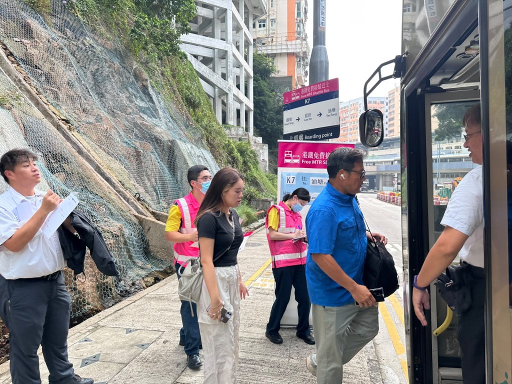 MTR provides free shuttle buses between Kwun Tong and Yau Tong stations during the service disruption.
