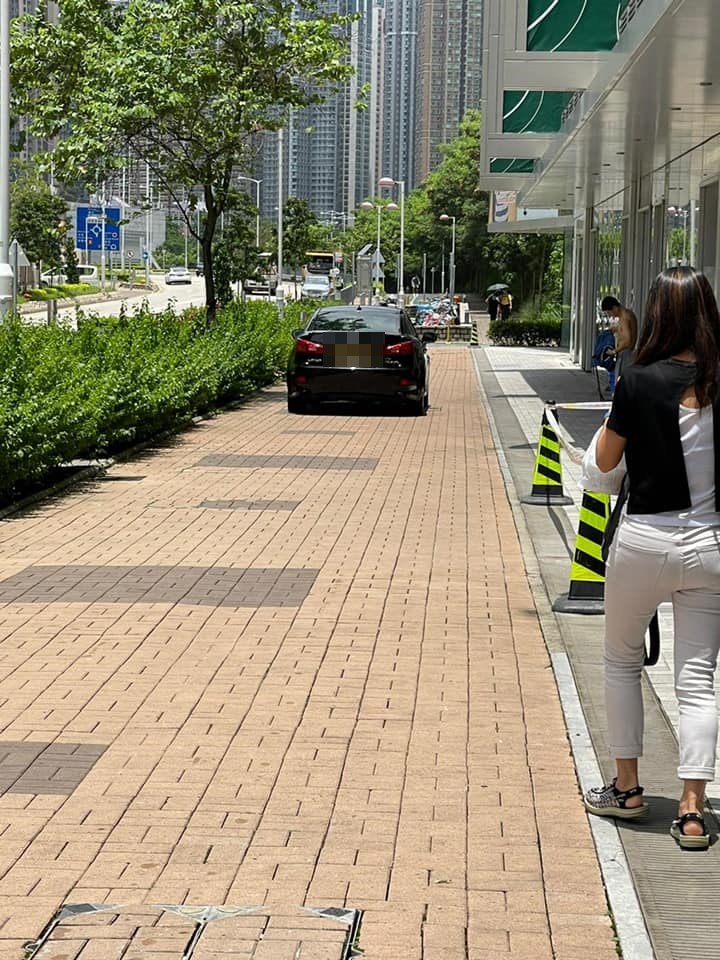 Some netizens recognized the vehicle and said the driver is a “recidivist”, having parked on sidewalks before. Some netizens recognized the vehicle and said the driver is a “recidivist”, having parked on sidewalks before.