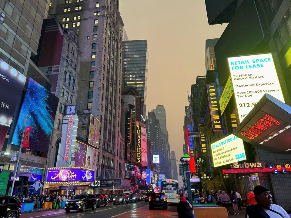 Times Square in Manhattan is shrouded in haze and smoke which drifted south from wildfires in Canada, in New York City, New York, U.S., June 6, 2023. (REUTERS/Maye-E Wong) Times Square in Manhattan is shrouded in haze and smoke which drifted south from wildfires in Canada, in New York City, New York, U.S., June 6, 2023. (REUTERS/Maye-E Wong)