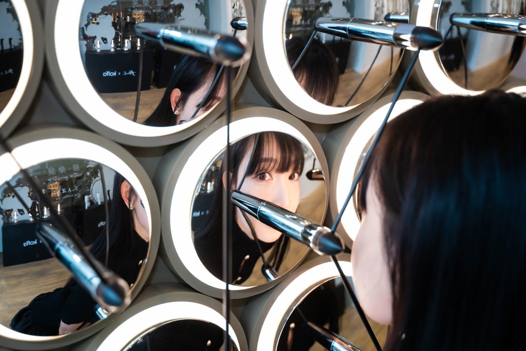 The structure is composed of thirteen sculpted pen nibs, with Aka saying that each nib represents one year of her creative journey.