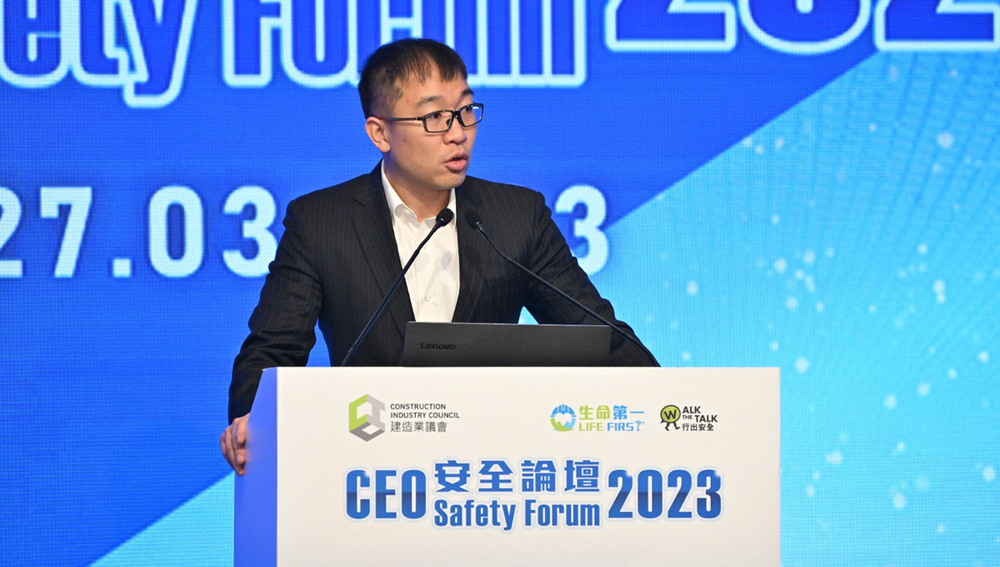 Ir Dr. Derrick Pang, Chairperson of Committee on Construction Safety of the CIC, delivered an opening address in the CEO Safety Forum 2023.