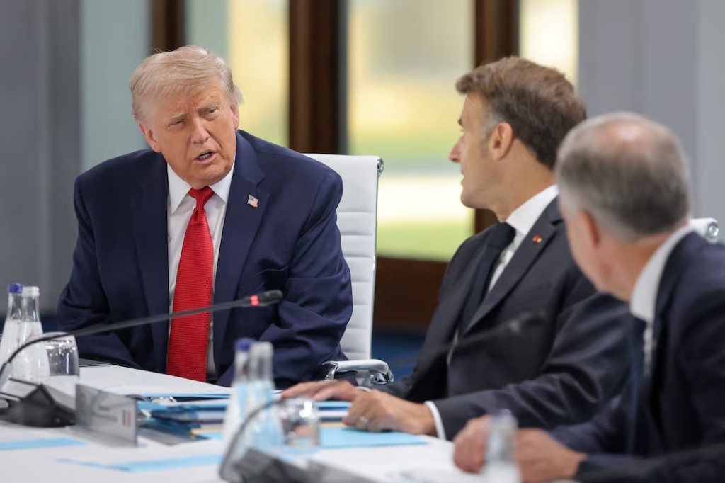U.S. President Donald Trump and French President Emmanuel Macron attend a working session with G7 leaders and outreach partners on promoting economic growth, during the G7 Summit in Evian-les-Bains, France, June 17, 2026. REUTERS/Christian Hartmann