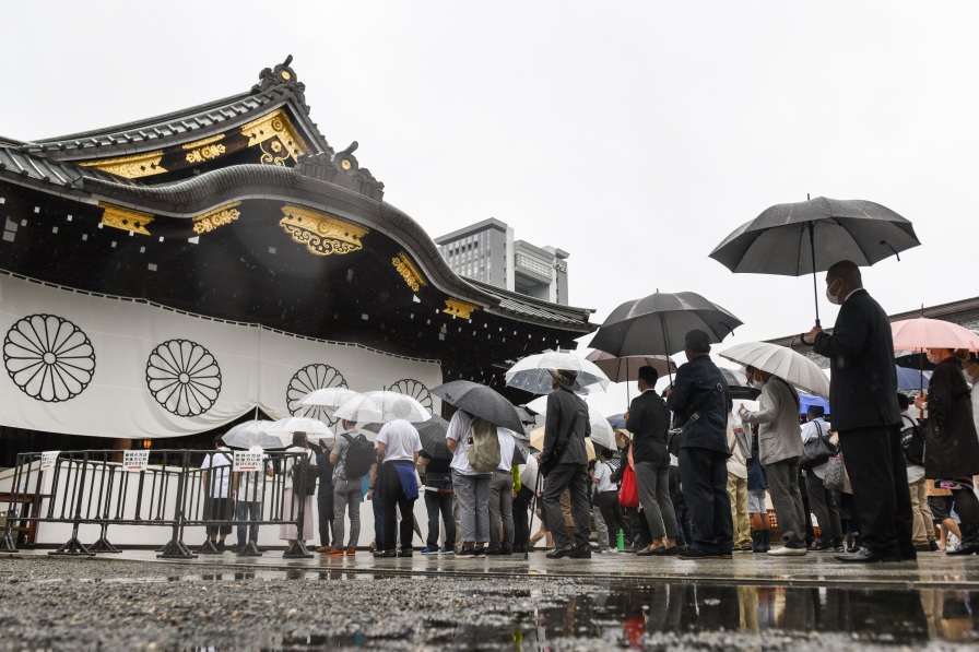 Visitors at the Yasukuni Shrine on the 76th anniversary of the end of World War II in Tokyo, Japan, on Sunday. (Bloomberg) Visitors at the Yasukuni Shrine on the 76th anniversary of the end of World War II in Tokyo, Japan, on Sunday. (Bloomberg)