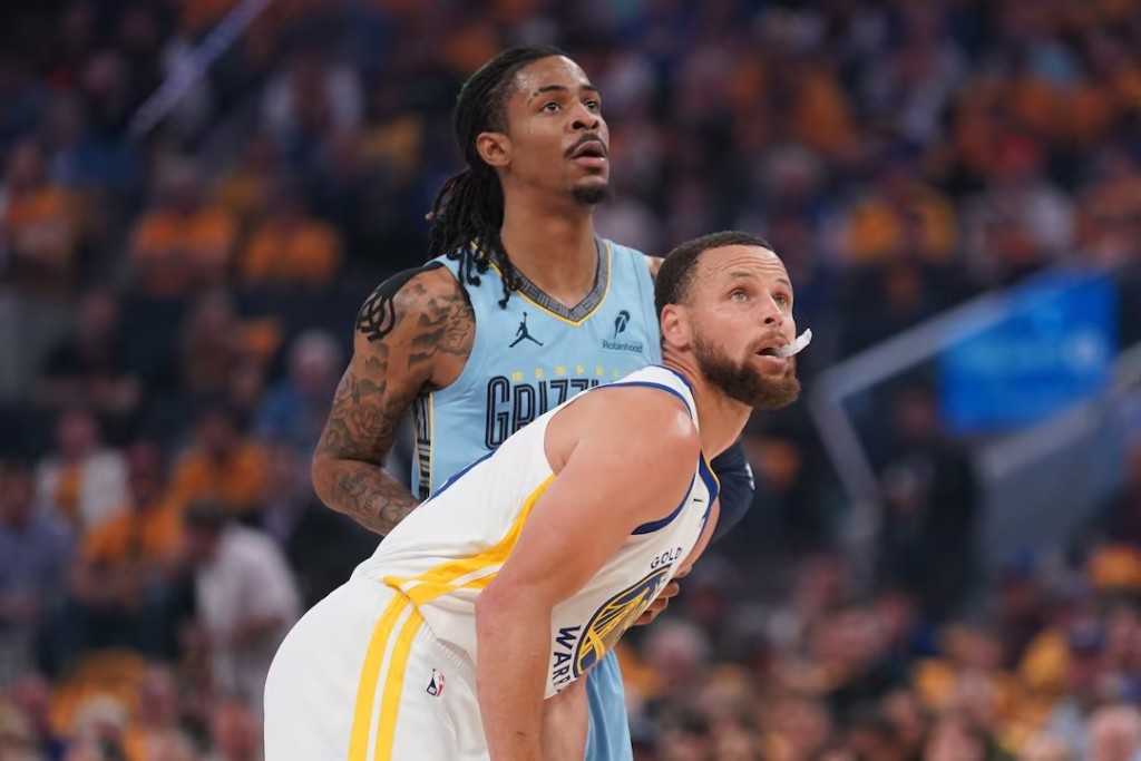 Golden State Warriors guard Stephen Curry (30) stands in front of Memphis Grizzlies guard Ja Morant (12). (Reuters)