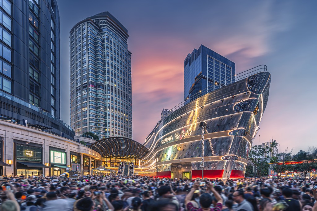 'The Louis' of Louis Vuitton has continued to generate high market momentum since its grand opening