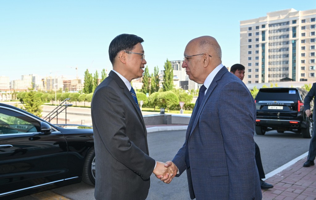 Lee (left) meeting with the President of Nazarbayev University, Professor Waqar Ahmad (right)