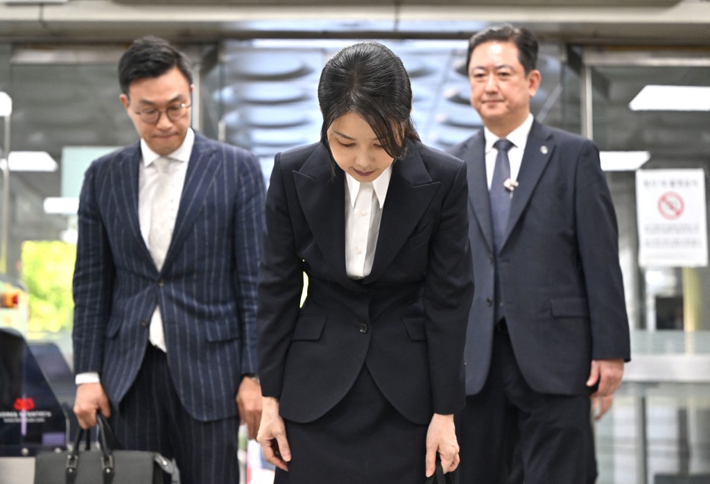 South Korea's former first lady Kim Keon Hee (C), wife of impeached former president Yoon Suk Yeol, bows as she arrives at a court to attend a hearing to review her arrest warrant requested by special prosecutors at the Seoul Central District Court in Seoul on August 12, 2025. (Photo by JUNG YEON-JE / POOL / AFP)