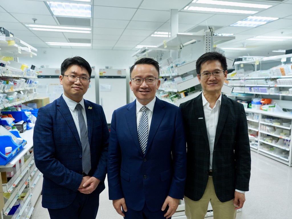Alan Ng, Clinical Stream Coordinator for Pharmacy at New Territories West Cluster (L); Kenny Chan, Chief Director at Intelligent Perception and Control Technologies (R); and program host Nick Chan. Alan Ng, Clinical Stream Coordinator for Pharmacy at New Territories West Cluster (L); Kenny Chan, Chief Director at Intelligent Perception and Control Technologies (R); and program host Nick Chan.