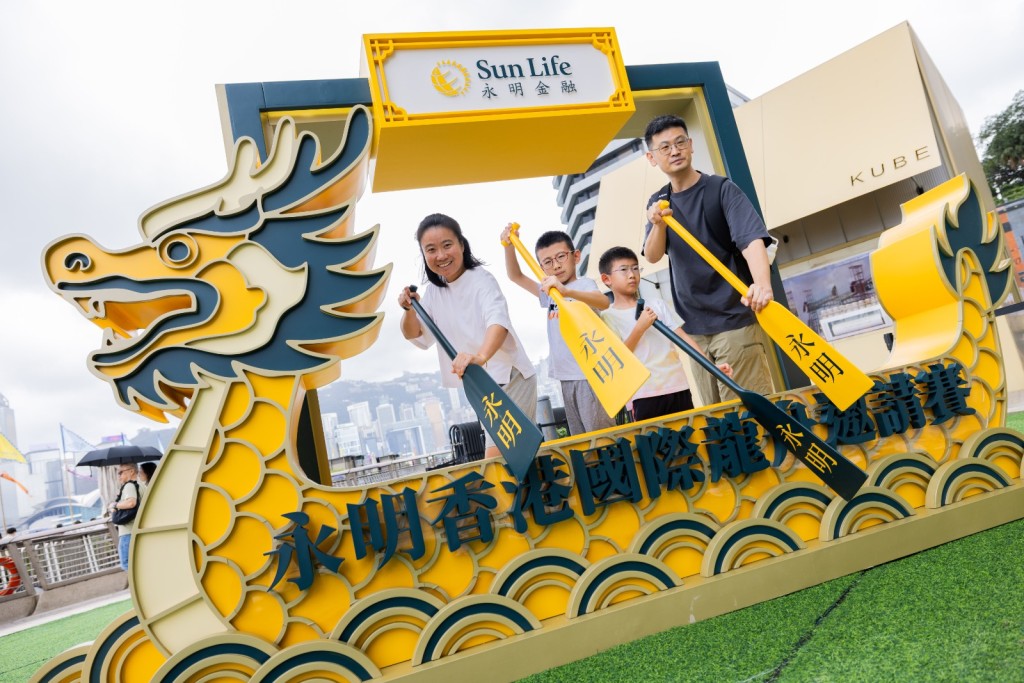 The Sun Life Hong Kong International Dragon Boat Festival attracts crowds of local residents and visitors at the Tsim Sha Tsui Promenade.