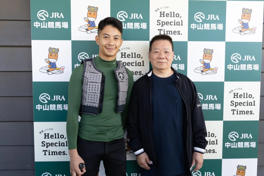 Derek Leung and Manfred Man at Nakayama trackwork (Idol Horse/Lung Chun Kit) Derek Leung and Manfred Man at Nakayama trackwork (Idol Horse/Lung Chun Kit)