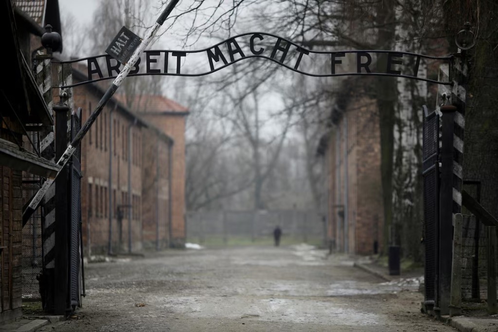  The "Arbeit macht frei" (Work sets you free) gate is pictured on the site of the former Nazi German concentration and extermination camp Auschwitz, two days before the 76th virtual anniversary of the liberation of the camp in Oswiecim, Poland, January 25, 2021. Picture taken January 25, 2021. REUTERS/Kacper Pempel/File Photo