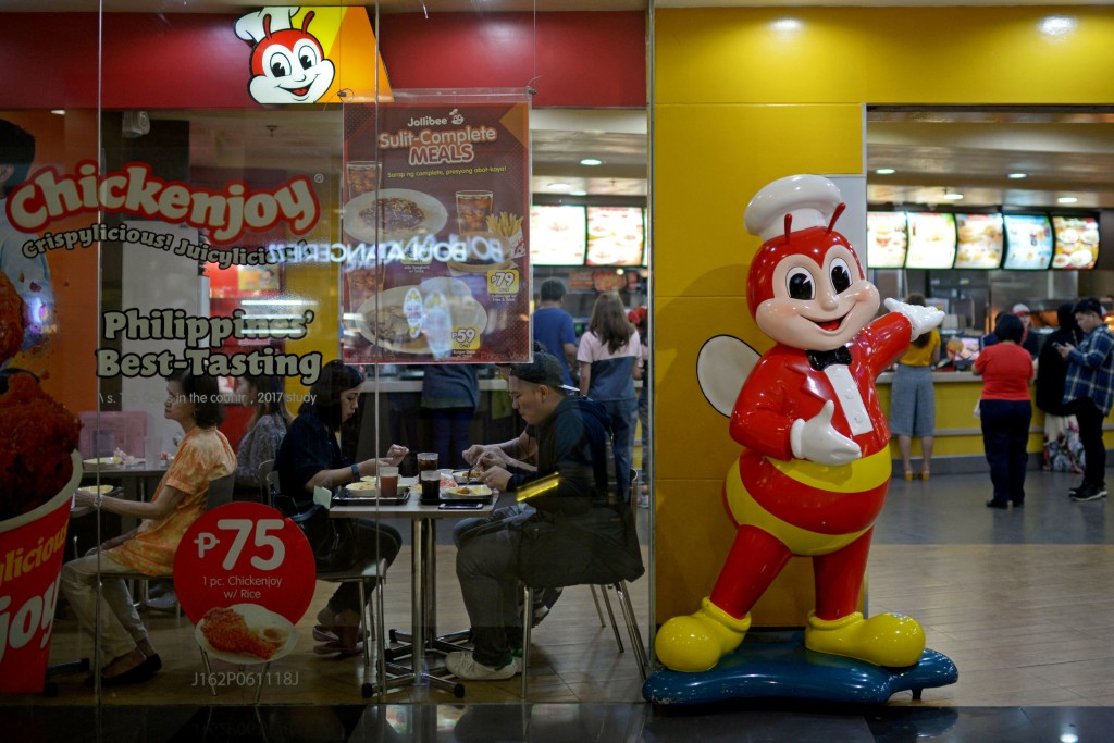 Customers dine in a branch of Jollibee in Manila, Philippines, August 23, 2019. Picture taken August 23, 2019. REUTERS/Eloisa Lopez