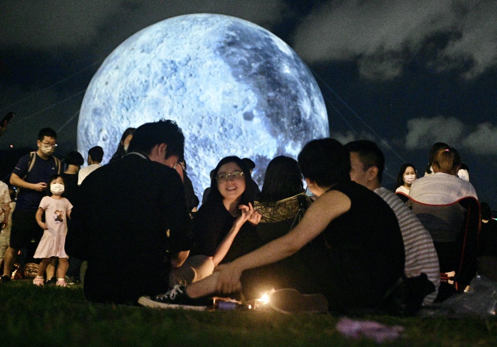 Kwun Tong Promenade is a popular spot for moon-viewing.
