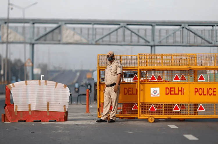 A police officer stands at a barricade in New Delhi, India, on March 23, 2020. Police in New Delhi and Hyderabad recently assaulted journalsts for allegedly violating the cities' lockdowns. (Reuters/Adnan Abidi)