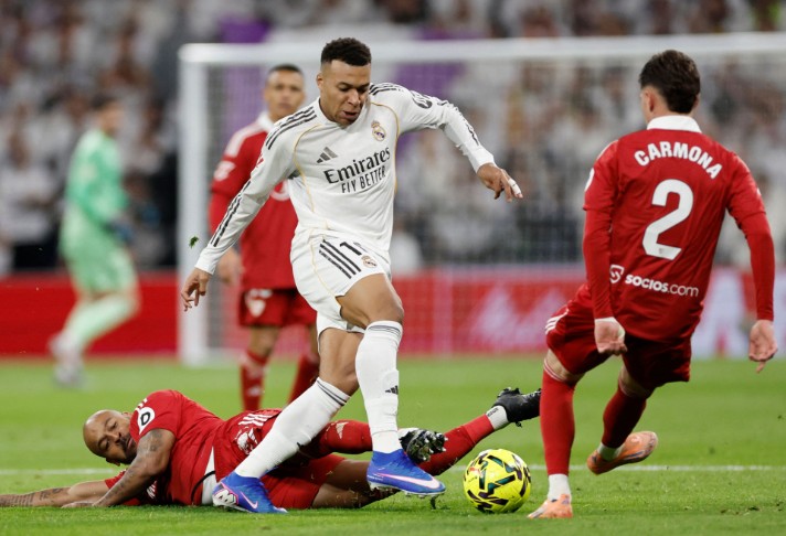 Kylian Mbappe challenges the Sevilla defense. AFP