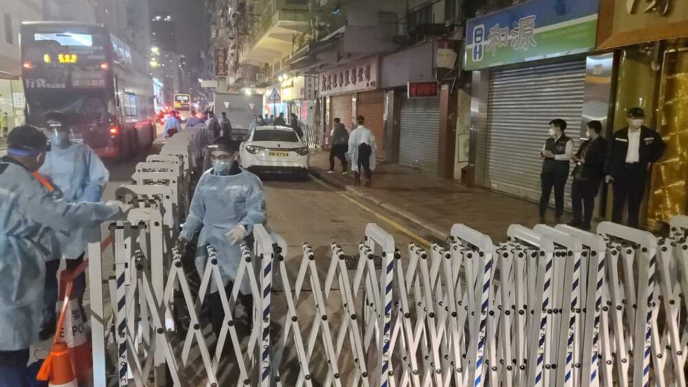 Wai Chun House on 24-26 Un Chau Street was locked down starting 8pm. Wai Chun House on 24-26 Un Chau Street was locked down starting 8pm.