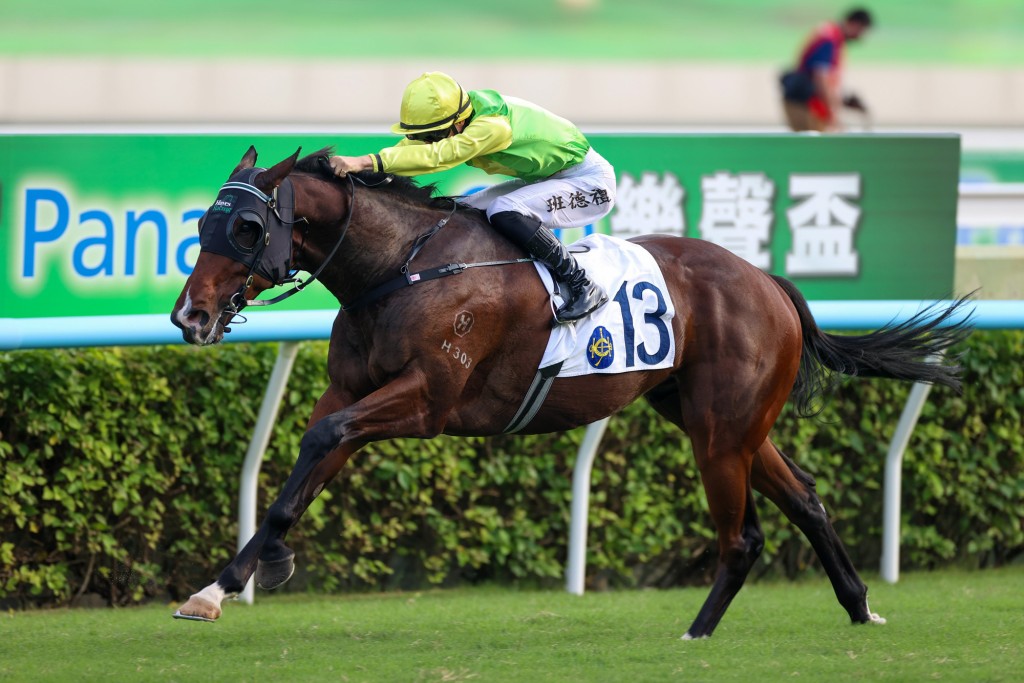 Tomodachi Kokoroe clocks another slick time in the G2 Premier Bowl – the second fastest of all time at Sha Tin. The only horse to run faster is his stablemate Ka Ying Rising, who he faces on Sunday HKJC 