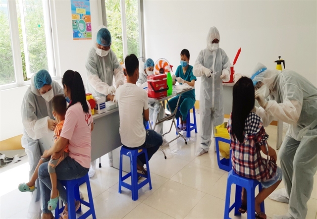 Medical workers in Ho Chi Minh City take biological samples of people who have returned from central Ðà N?ng City. Medical workers in Ho Chi Minh City take biological samples of people who have returned from central Ðà N?ng City.
