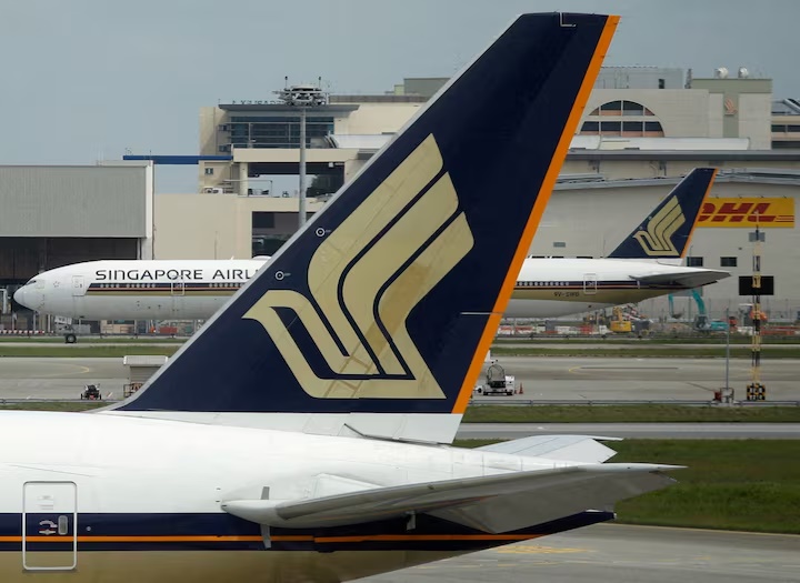 Singapore Airlines planes sit on the tarmac at Changi Airport in Singapore December 8, 2020. REUTERS/Edgar Su/File Photo