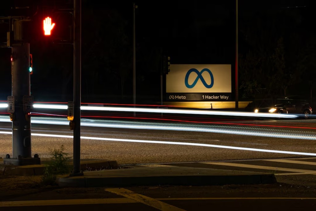 A Meta logo at the company headquaters in Menlo Park, California, U.S., April 15, 2026. REUTERS/Carlos Barria